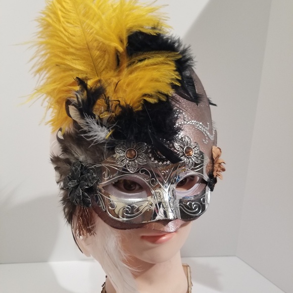 Mardi Gras mask - Picture 3 of 3